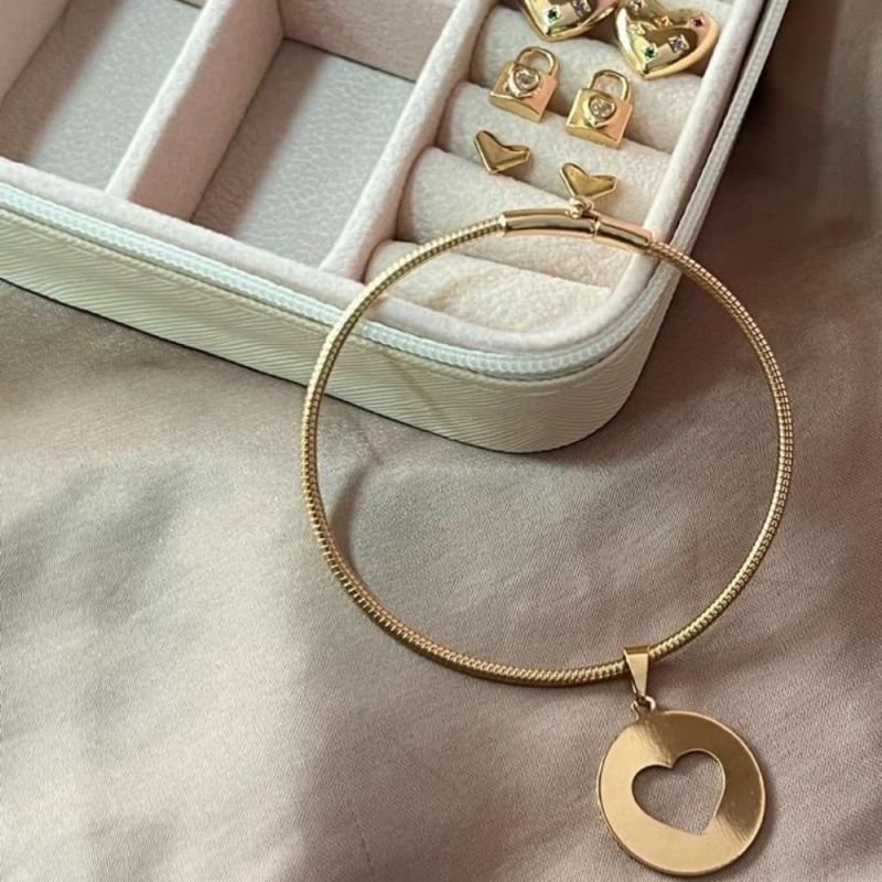 BRACELETE PINGENTE CORAÇÃO VAZADO