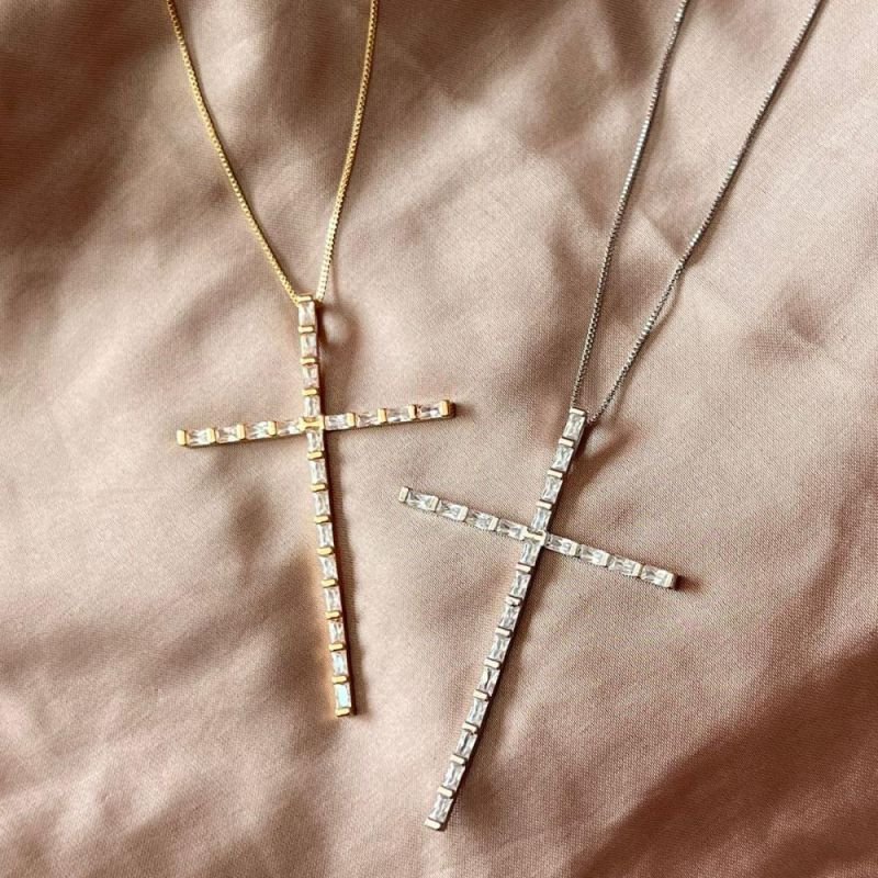 COLAR DE CRUZ DE BAGUETE