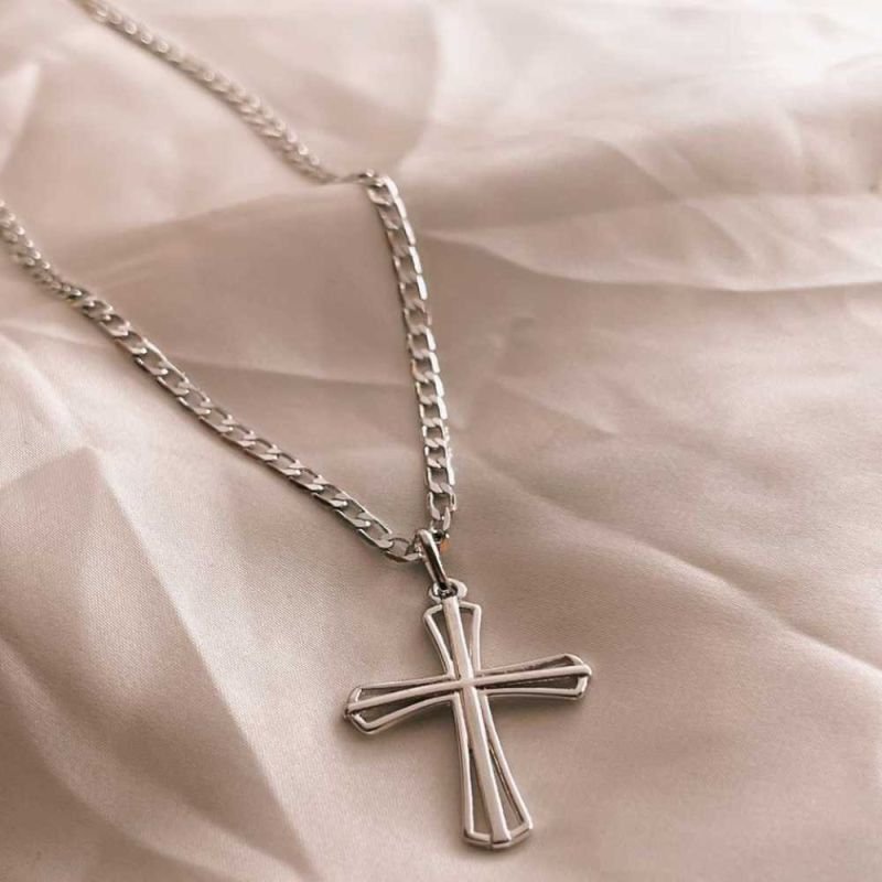 CORRENTE GRUMET COM PINGENTE CRUZ VAZADA