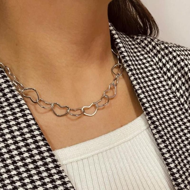 COLAR CHOKER CORRENTARIA CORAÇÃO VAZADO