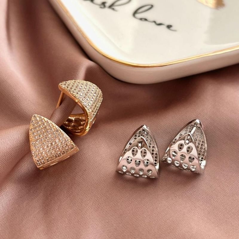 ARGOLA TRIANGULAR CRAVEJADA