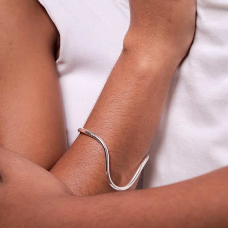 BRACELETE FORMATO V PRATA