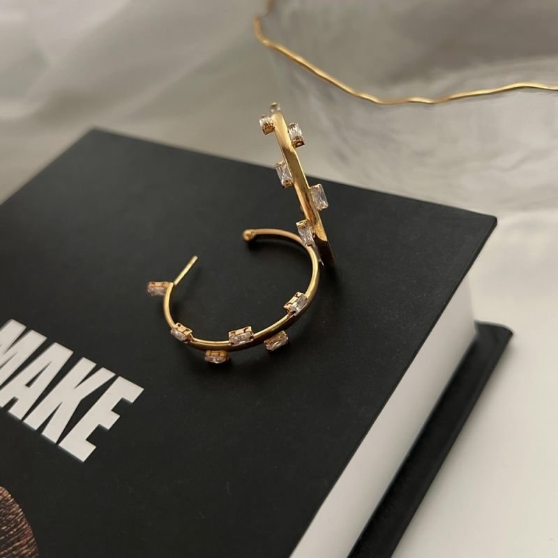 BRINCO ARGOLA COM PEDRINHAS BAGUETES