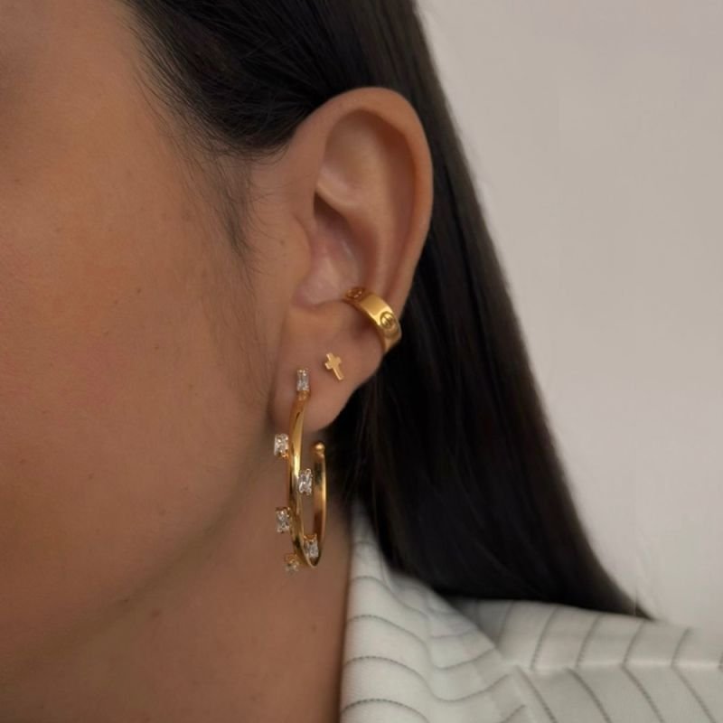 BRINCO ARGOLA COM PEDRINHAS BAGUETES