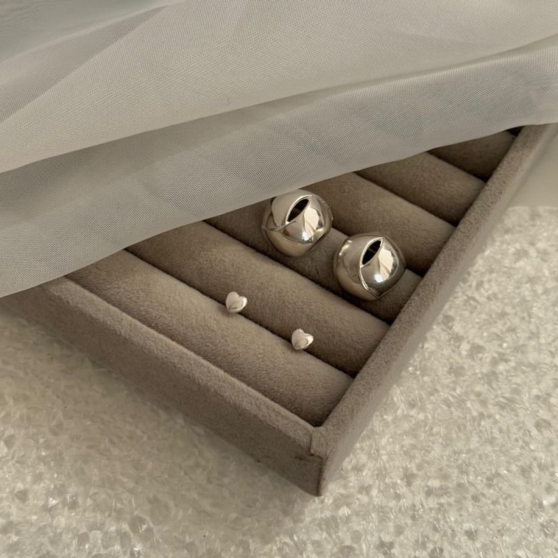 BRINCO BOTÃO VAZADO PRATA