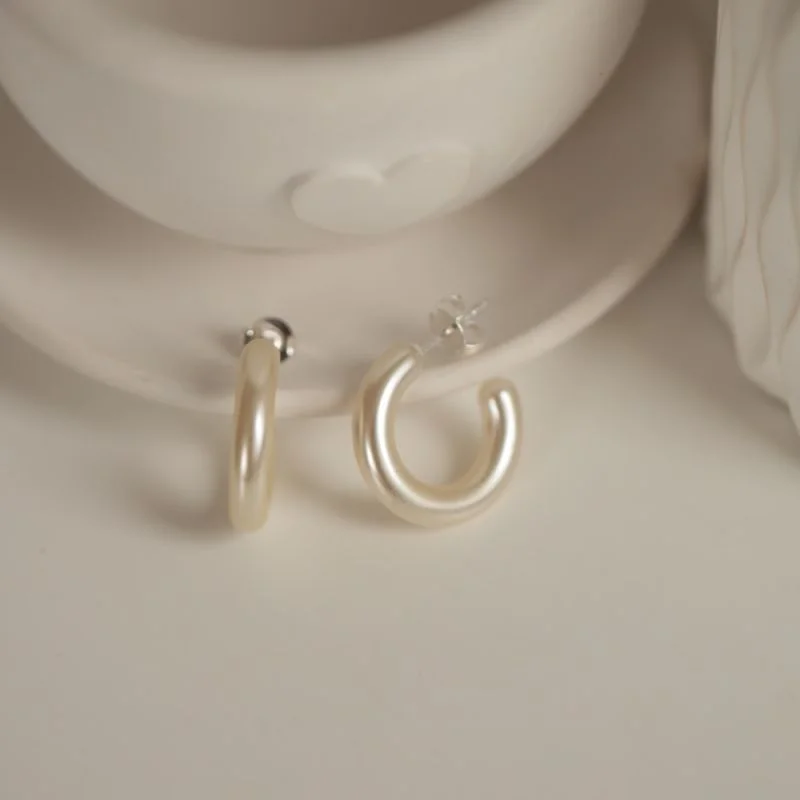 BRINCO MEIA LUA PÉROLA PRATA