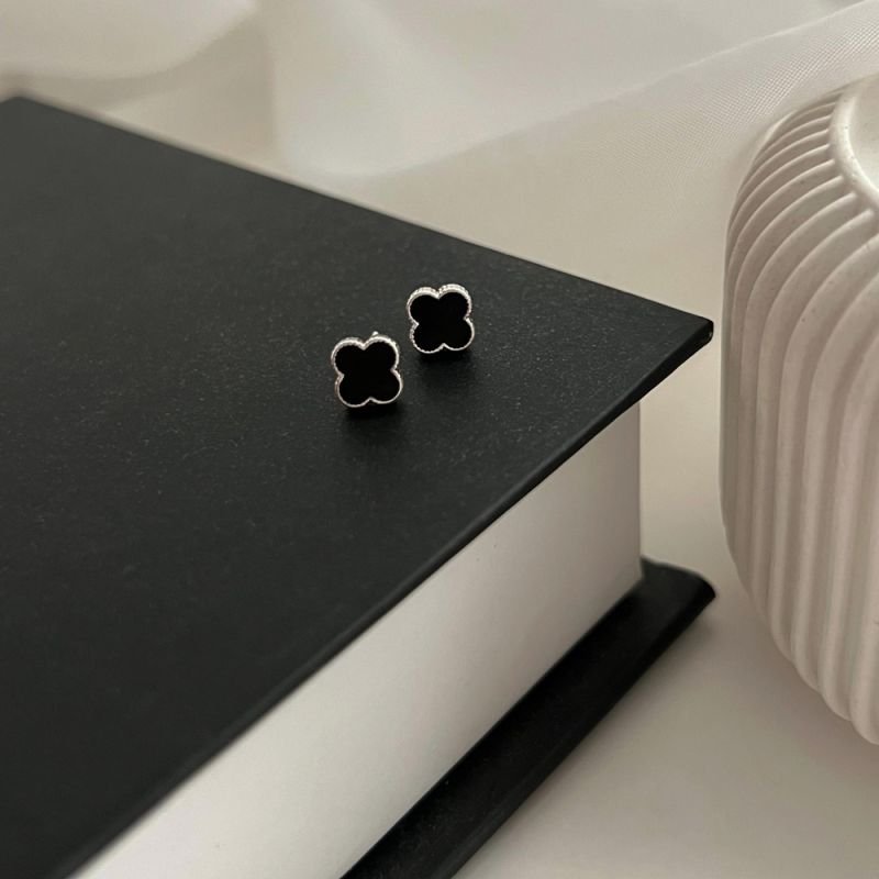 BRINCO MINI TREVO PRATA