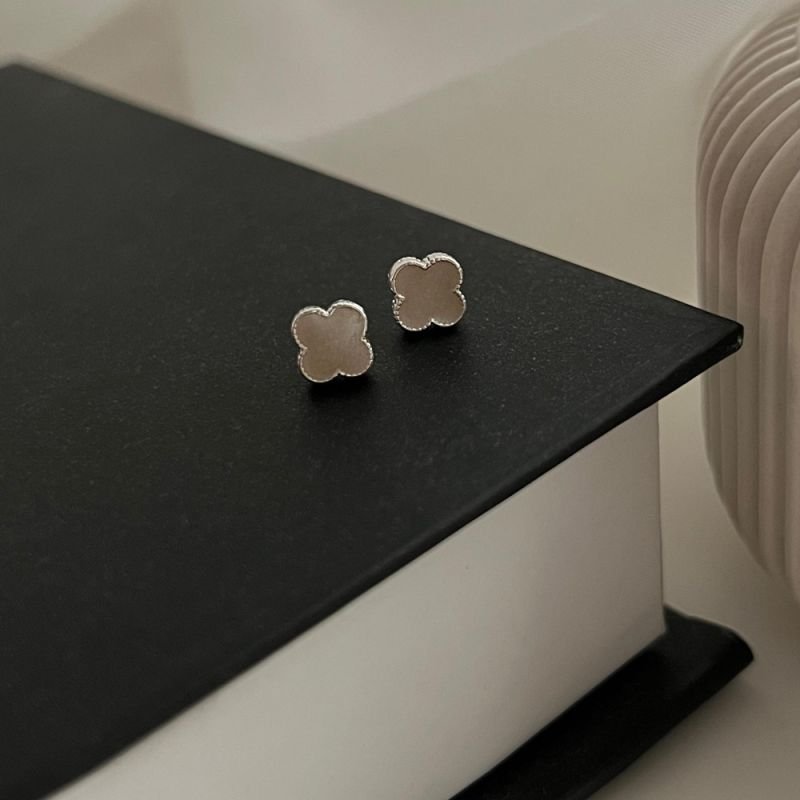 BRINCO MINI TREVO PRATA