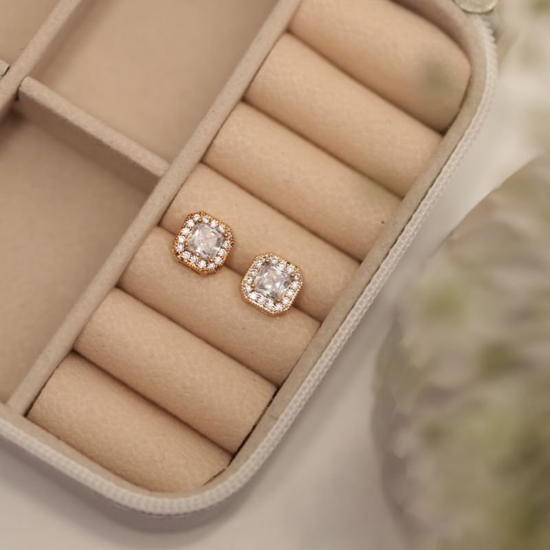 BRINCO QUADRADO COM PEDRA E ZIRCONIAS EM VOLTA