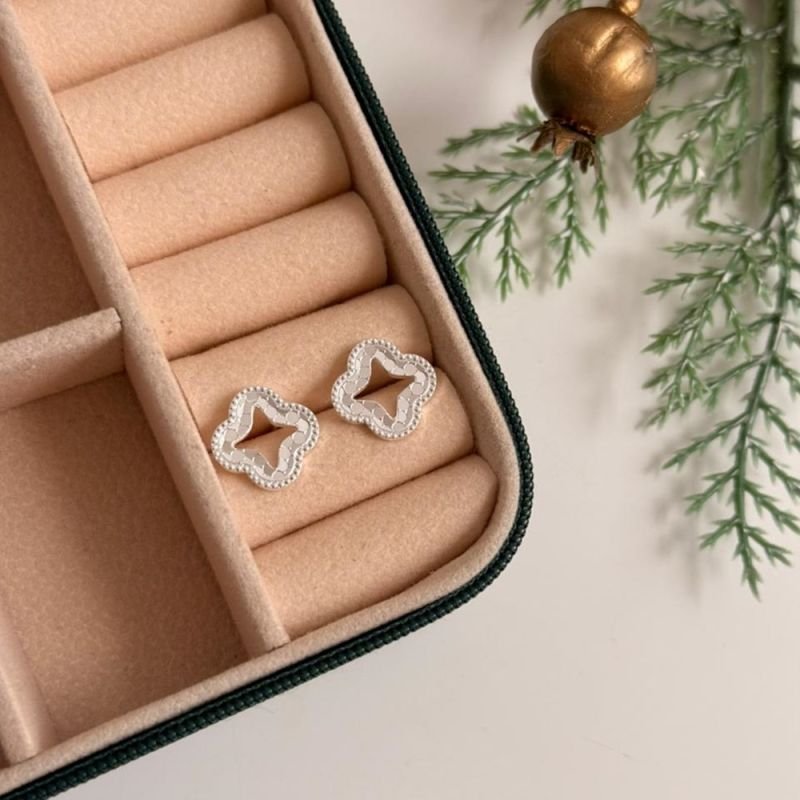 BRINCO TREVO DIAMANTADO VAZADO PRATA