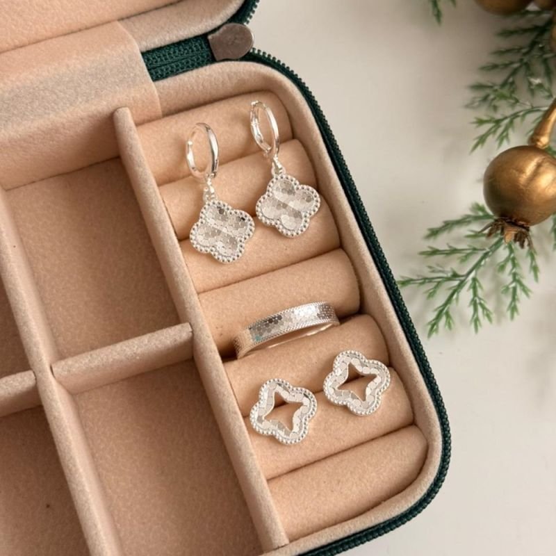 BRINCO TREVO DIAMANTADO VAZADO PRATA