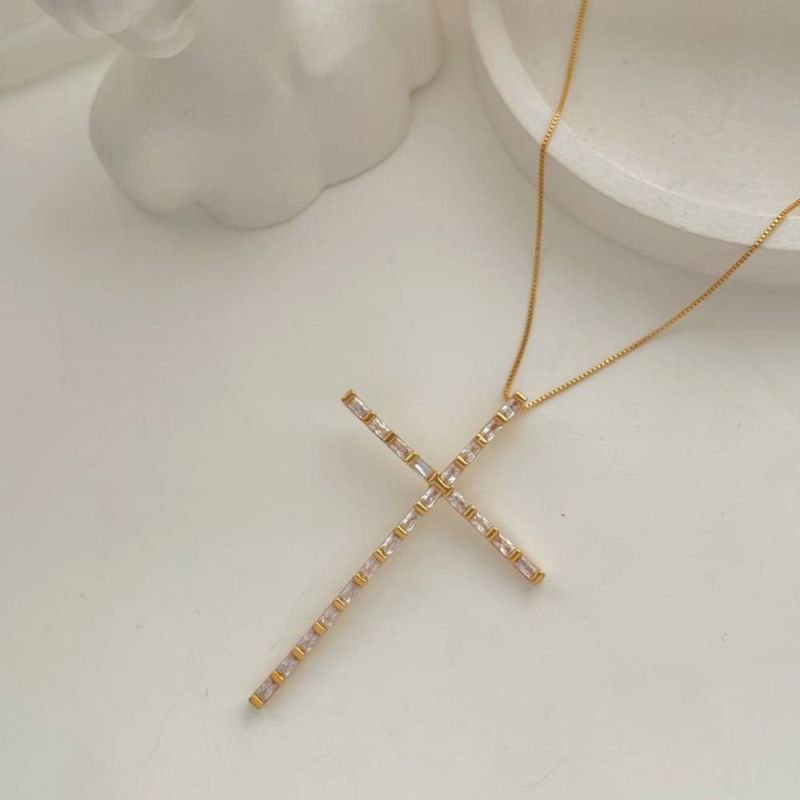 COLAR DE CRUZ DE BAGUETE