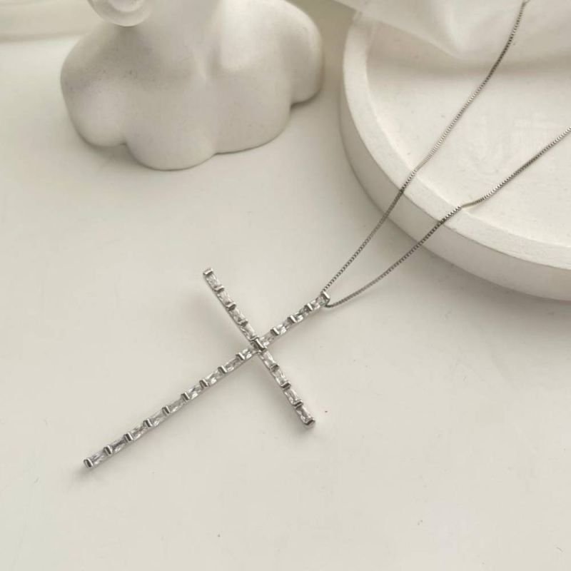 COLAR DE CRUZ DE BAGUETE