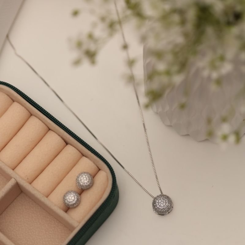 COLAR ESFERA CRAVEJADO