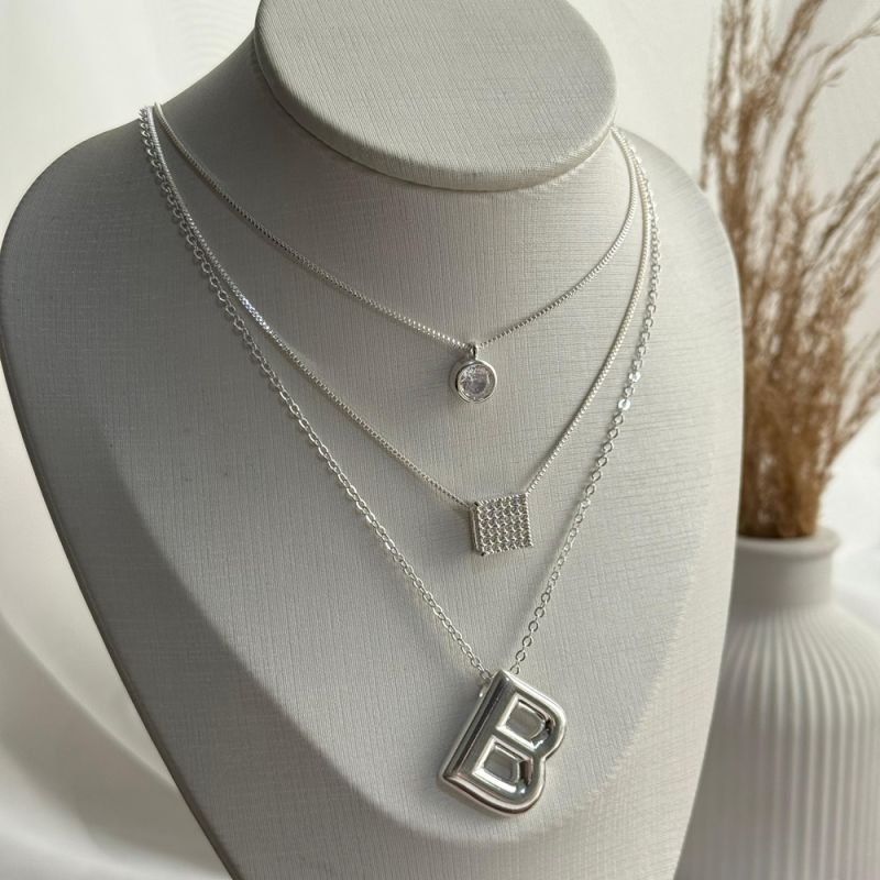 COLAR LETRA ABAULADA PRATA