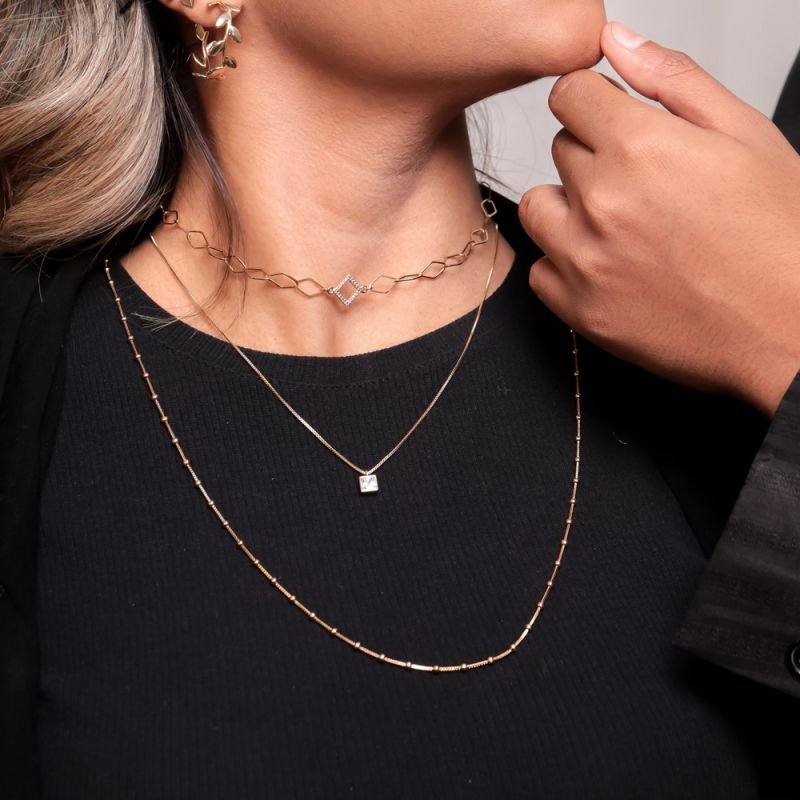 COLAR LONGO BOLINHAS