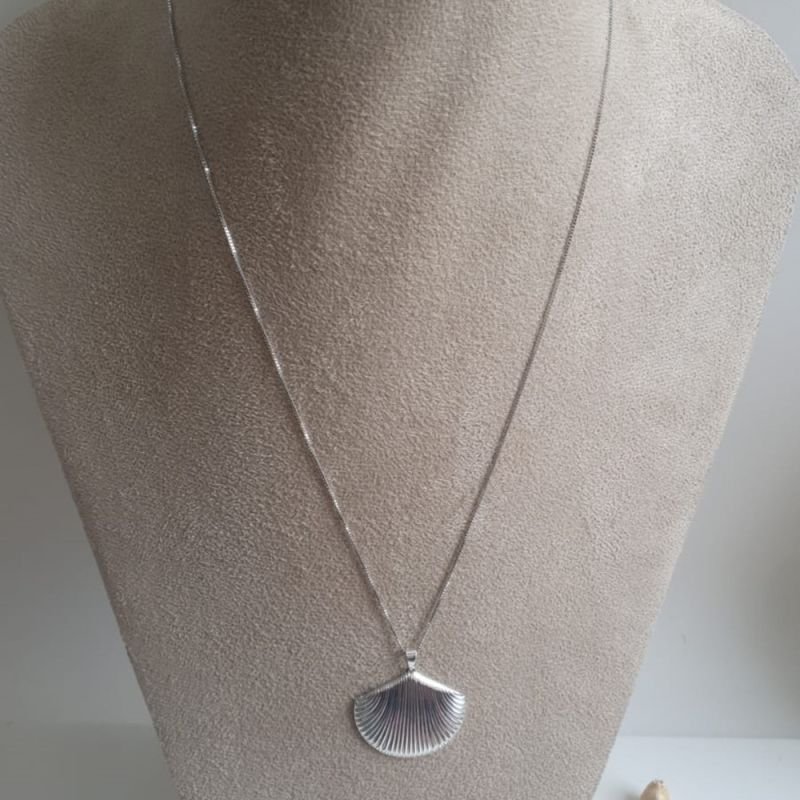 COLAR LONGO CONCHA PRATA