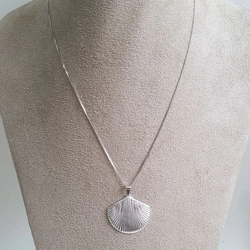 COLAR LONGO CONCHA PRATA