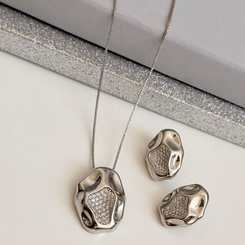 COLAR ORGÂNICO CRAVEJADO