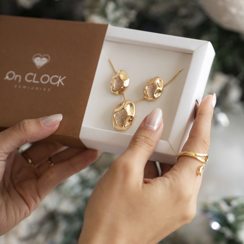 COLAR ORGÂNICO CRAVEJADO