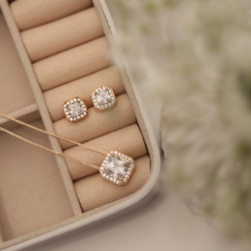 COLAR PEDRA QUADRADA COM BORDA CRAVEJADA