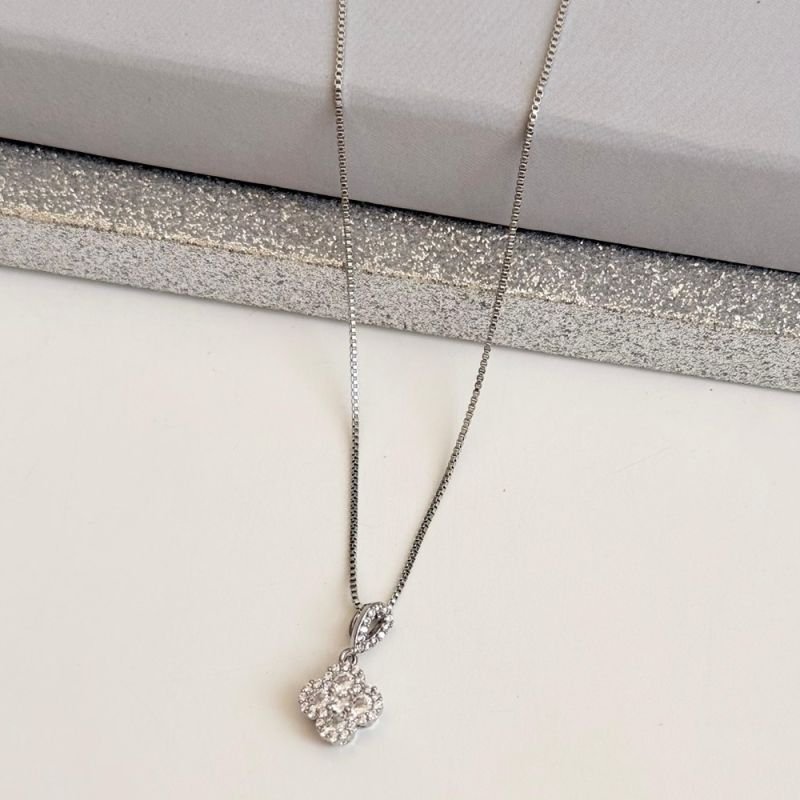 COLAR TREVO CRAVEJADO