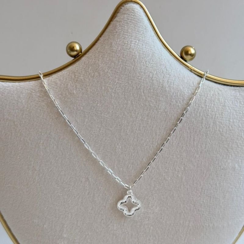 COLAR TREVO DIAMANTADO VAZADO PRATA