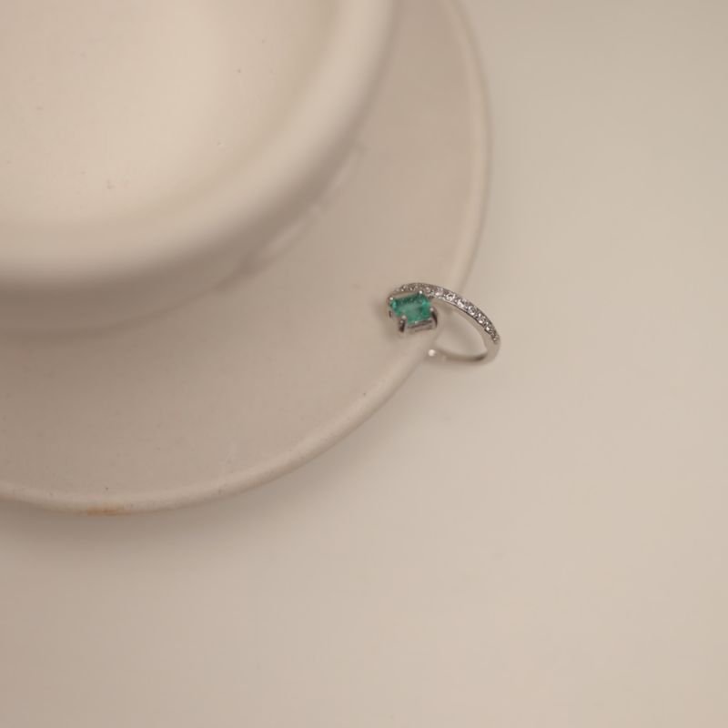 PIERCING FOLHEADO PEDRA VERDE