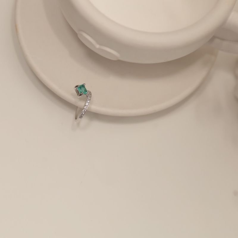 PIERCING FOLHEADO PEDRA VERDE